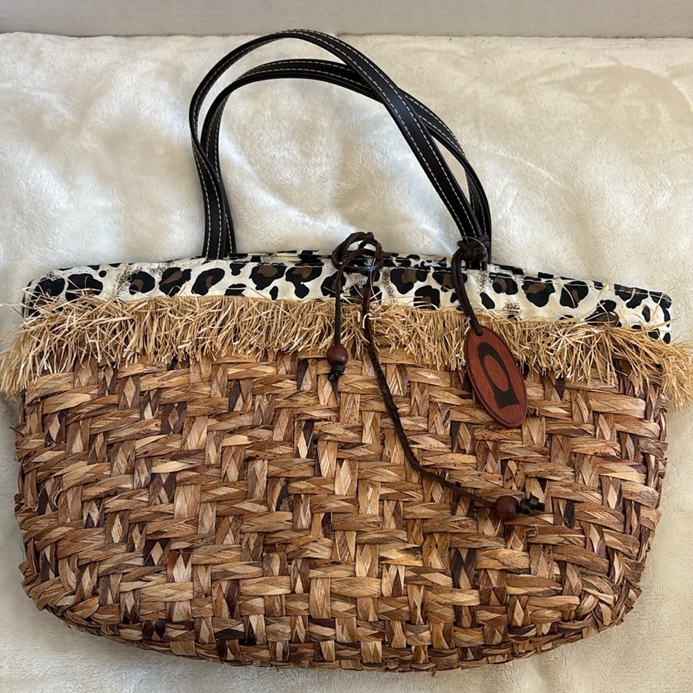 AUGUST BRAND..STRAW BAG HAS STRAW FRINGE ACCENT ANIMAL PRINT CLOTH INTERIOR 🤎 - Picture 1 of 9